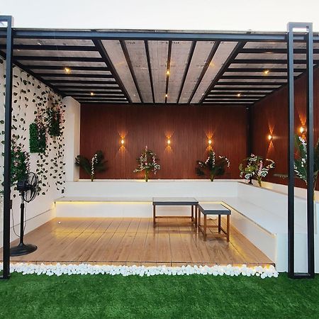 Hotel Enchanted The Roof Rekha, With Private Trace Garden Neu-Delhi Exterior foto